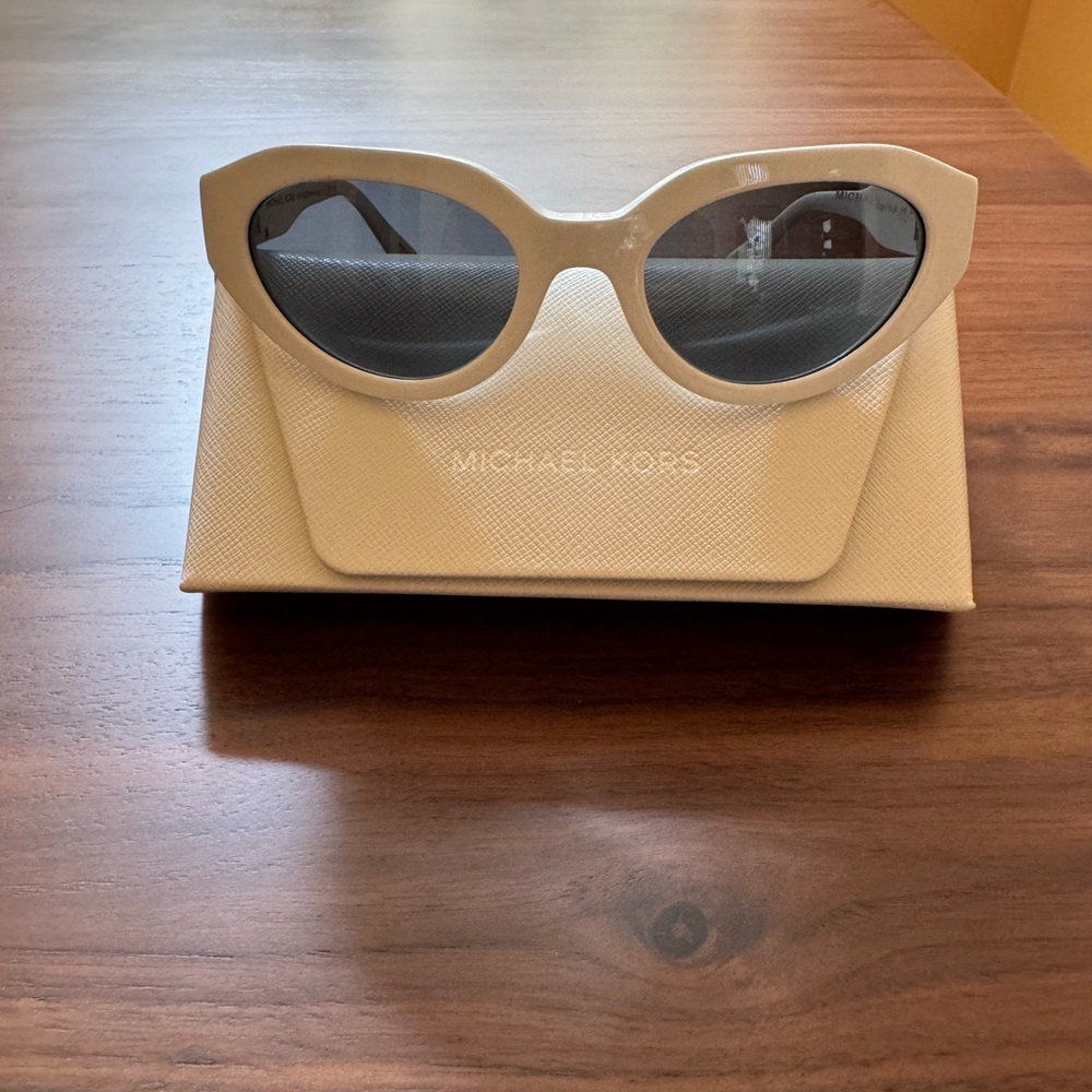 New without tags. never worn Michael Kors sunglasses. - Picture 3 of 3